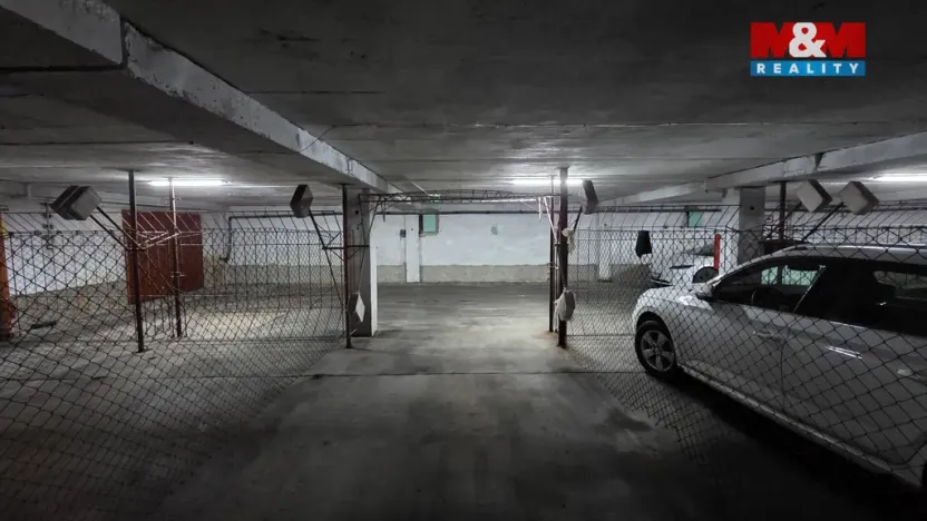 Pronájem garážového stání, Praha - Střížkov, Lovosická, 18 m2