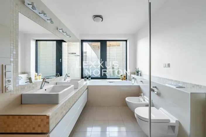 Prodej rodinného domu, Praha - Dejvice, V Šáreckém údolí, 337 m2