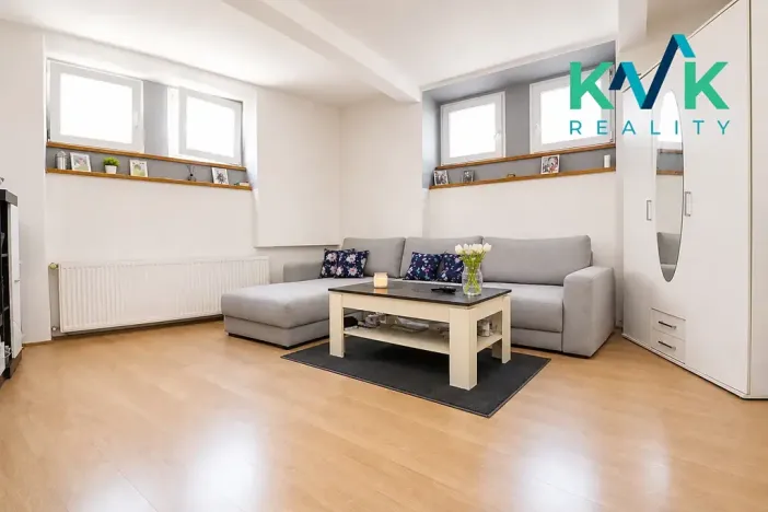 Pronájem bytu 1+1, Karlovy Vary, Bečovská, 38 m2