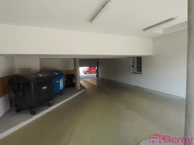 Pronájem garážového stání, Brno, Spolková, 15 m2