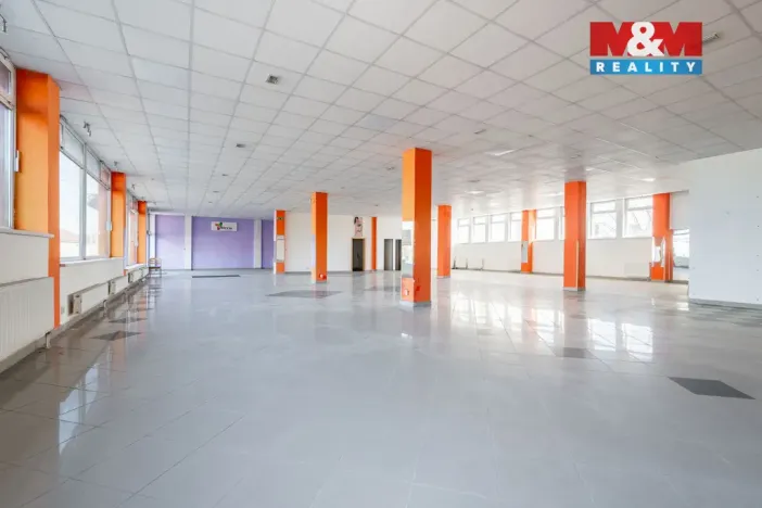 Prodej obchodního prostoru, Žďár nad Sázavou, nám. Republiky, 500 m2