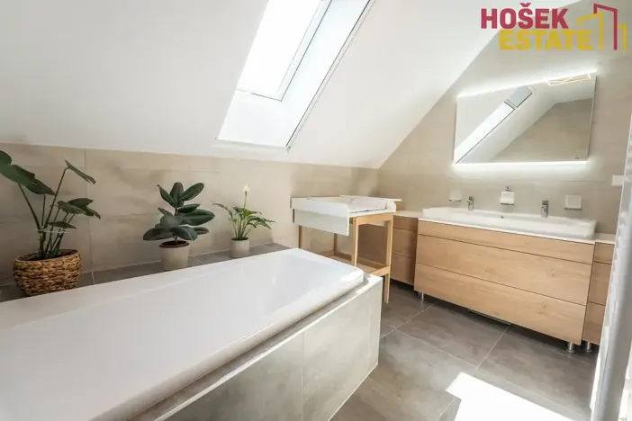 Pronájem rodinného domu, Holubice, 122 m2