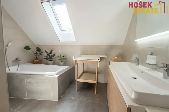 Pronájem rodinného domu, Holubice, 122 m2