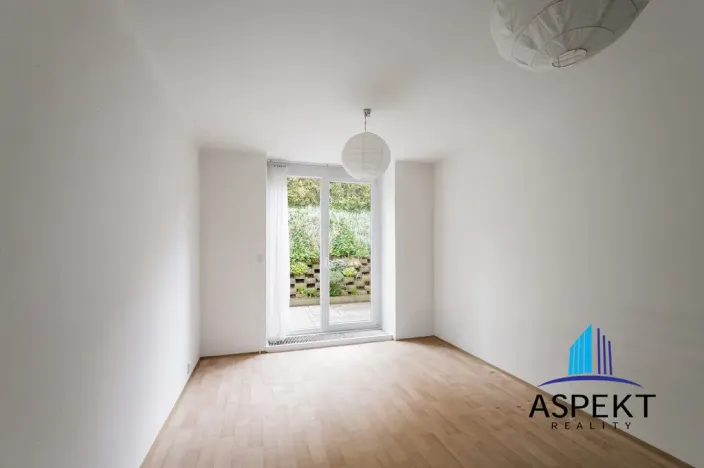 Pronájem bytu 1+1, Praha - Podolí, U podolského hřbitova, 30 m2