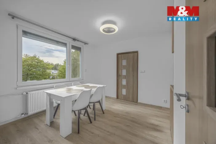 Pronájem bytu 2+1, Chvaletice, U Kulturního domu, 60 m2