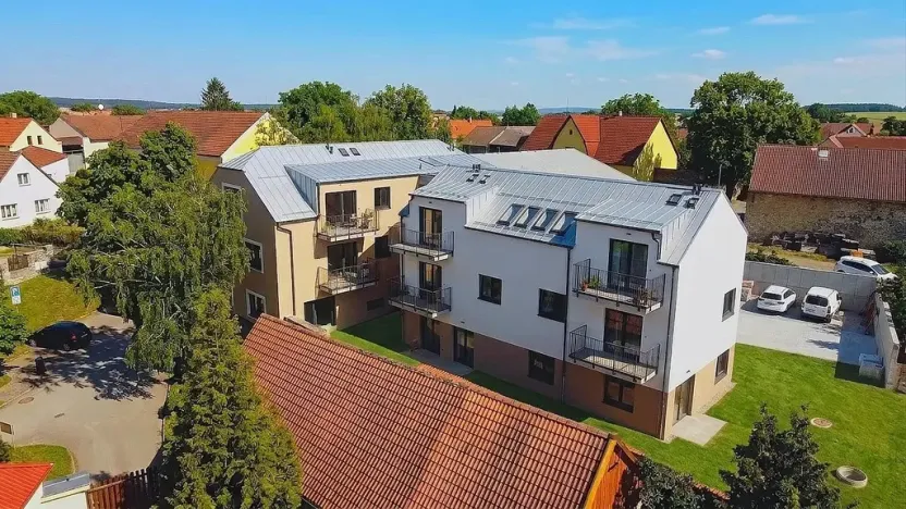 Prodej bytu 2+kk, Praha - Holyně, náměstí Pod lípou, 55 m2