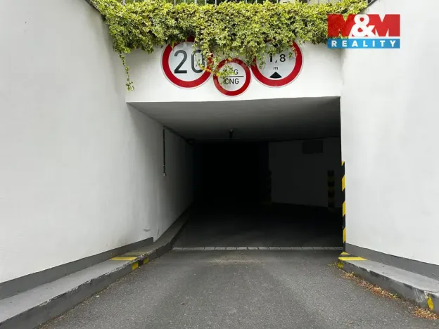 Pronájem garážového stání, Praha - Troja, Vřesová, 15 m2