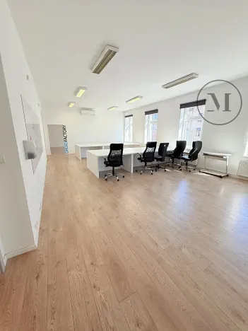 Pronájem kanceláře, České Budějovice, Nádražní, 180 m2