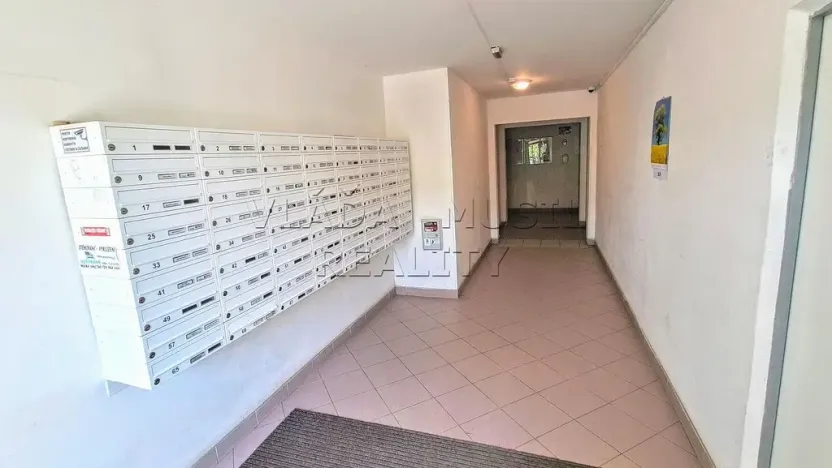 Pronájem bytu 2+kk, Praha - Kamýk, Zárubova, 42 m2