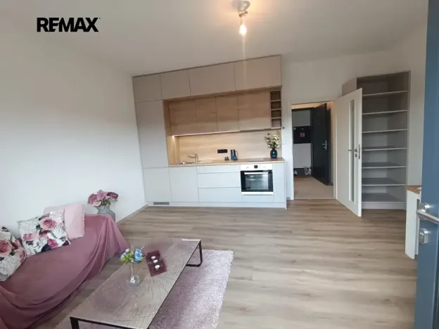 Pronájem bytu 1+kk, Praha - Uhříněves, Douchova, 30 m2