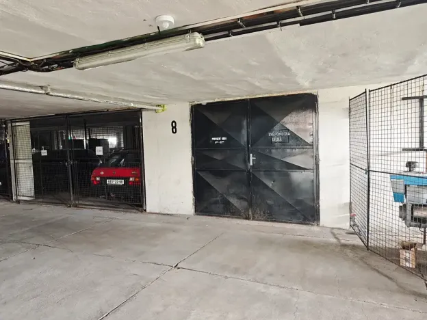 Pronájem garážového stání, Brno, Loosova, 14 m2