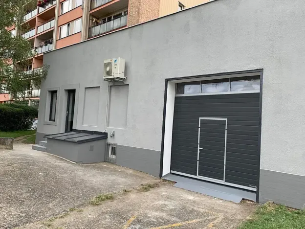 Prodej obchodního prostoru, Praha - Horní Počernice, Komárovská, 210 m2