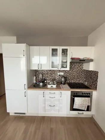 Pronájem bytu 1+kk, Praha - Troja, Svídnická, 27 m2