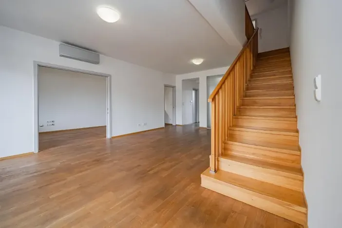 Pronájem kanceláře, Praha - Smíchov, Štefánikova, 168 m2