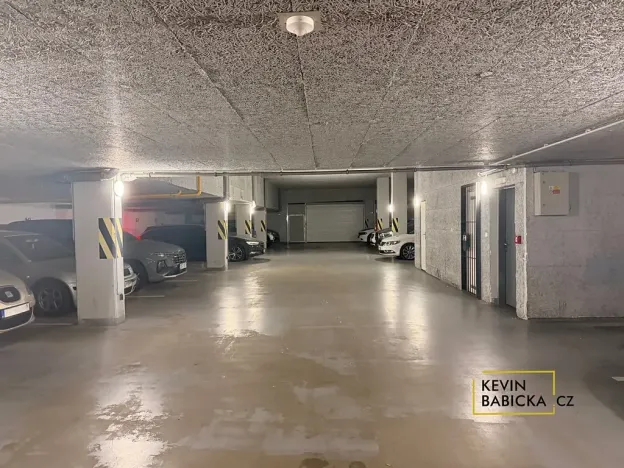 Pronájem garážového stání, Brno, Kosmova, 13 m2