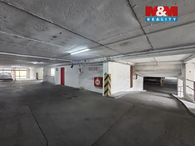 Pronájem garážového stání, Praha - Střížkov, Lovosická, 18 m2