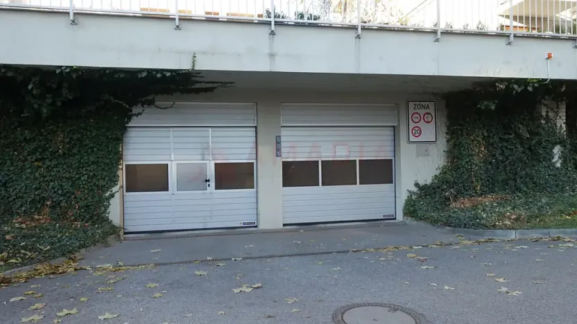 Pronájem garážového stání, Praha - Dejvice, Heinemannova, 12 m2