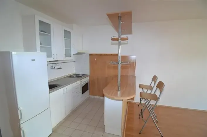 Pronájem bytu 1+kk, Praha - Vinohrady, Hradecká, 37 m2