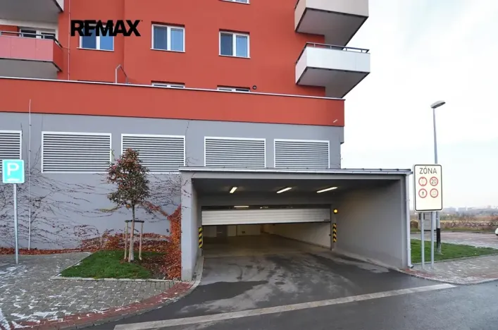 Pronájem garážového stání, Praha - Hlubočepy, Miloše Havla, 16 m2