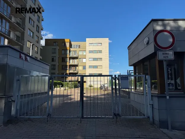 Pronájem garážového stání, Praha - Vokovice, K Červenému vrchu, 12 m2