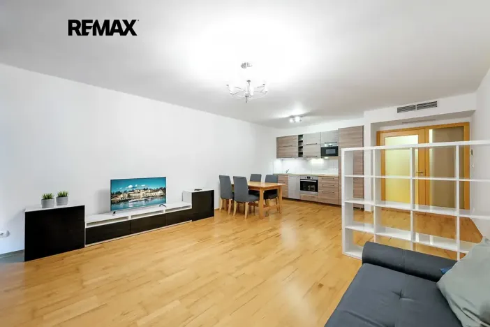 Pronájem bytu 1+kk, Praha - Žižkov, Ke kapslovně, 53 m2