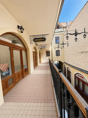 Pronájem obchodního prostoru, Chrudim, Resselovo náměstí, 16 m2