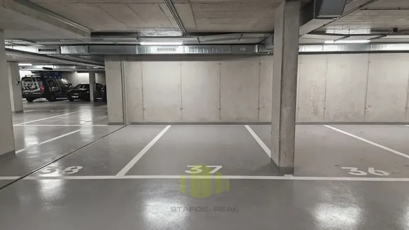 Pronájem garážového stání, Olomouc, Hněvotínská, 13 m2
