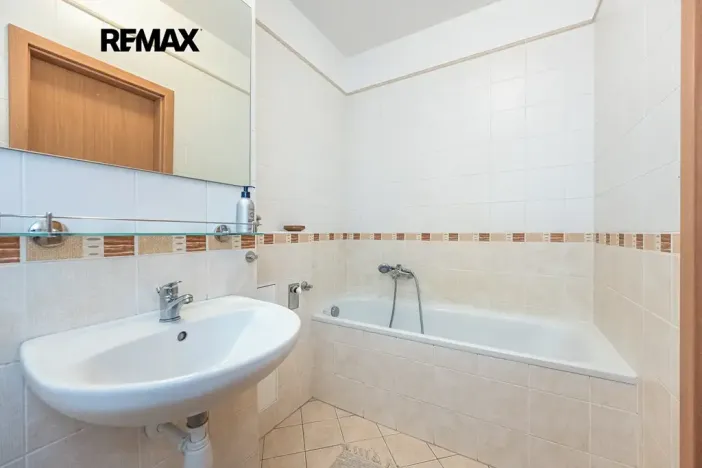 Prodej bytu 2+kk, Praha - Hlubočepy, Kováříkova, 37222 m2