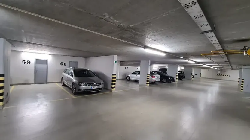 Pronájem garážového stání, Praha - Podolí, Nedvědovo náměstí, 20 m2