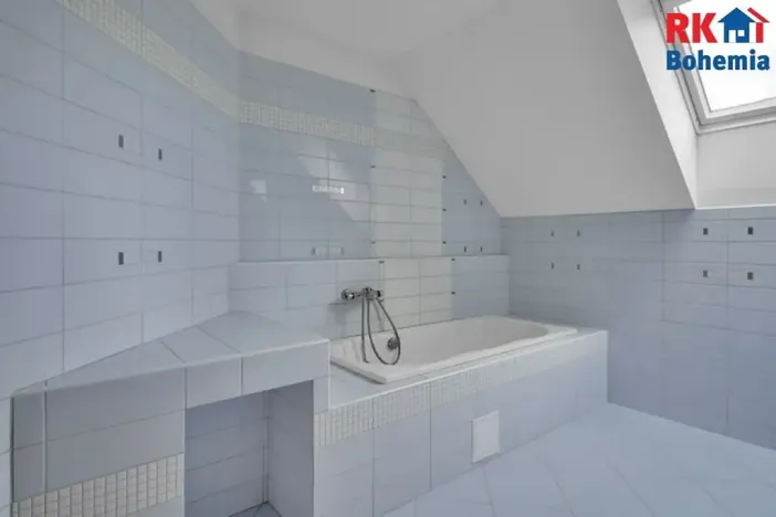 Prodej rodinného domu, Hrdlořezy, 400 m2