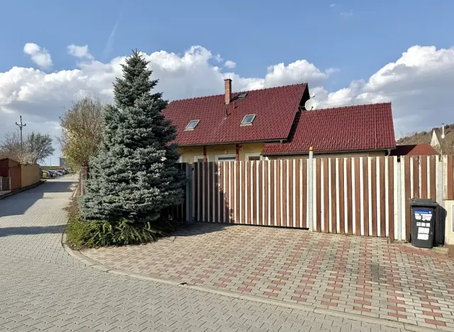 Pronájem rodinného domu, Moravany, 188 m2