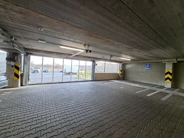 Pronájem garážového stání, Praha - Černý Most, Bryksova, 13 m2