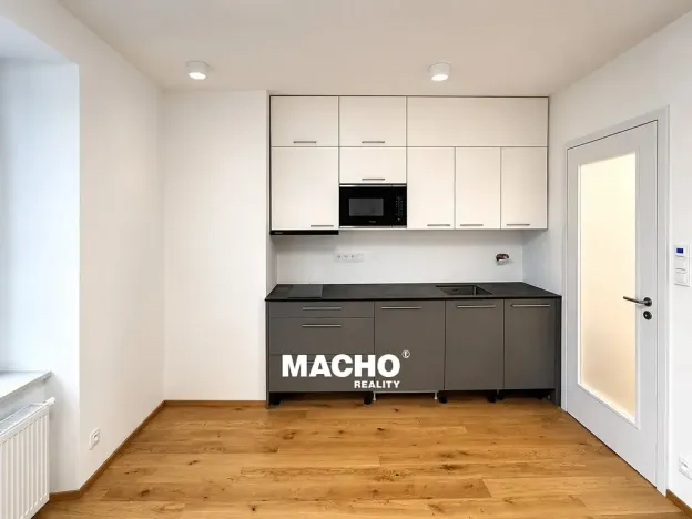 Pronájem bytu 1+kk, Praha, Bělehradská, 26 m2
