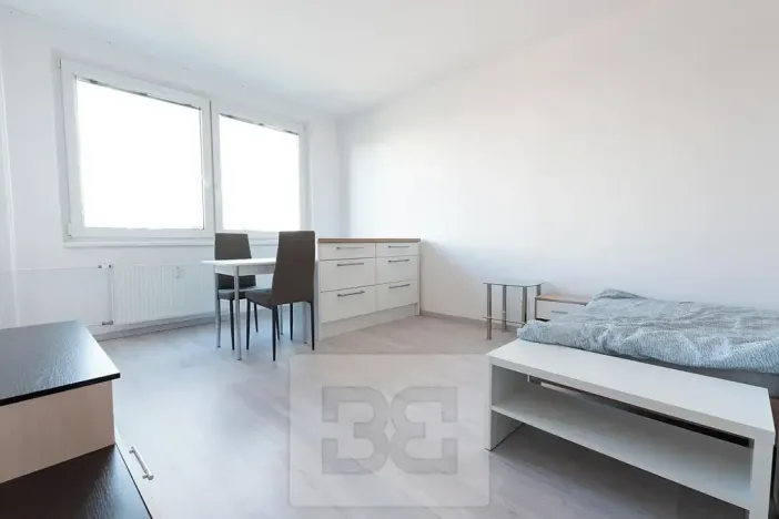Pronájem bytu 1+kk, Praha - Modřany, Angelovova, 31 m2