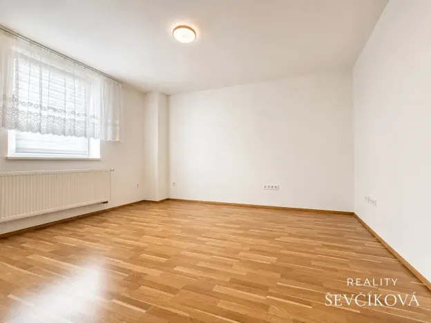 Pronájem bytu 1+kk, Holice, náměstí T. G. Masaryka, 28 m2