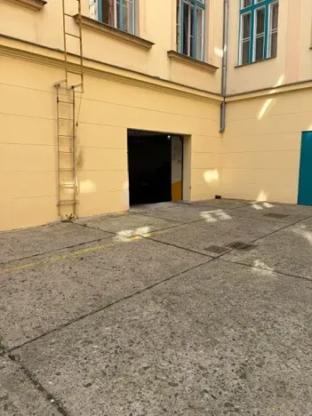 Pronájem garážového stání, Praha - Nové Město, Hálkova, 3 m2