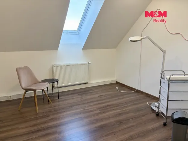 Pronájem obchodního prostoru, Pardubice - Zelené Předměstí, 17. listopadu, 12 m2
