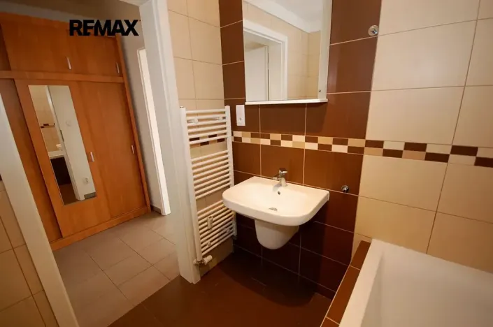 Pronájem bytu 1+kk, Velký Osek, U hřiště, 33 m2