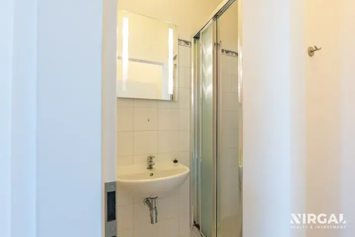 Prodej obchodního prostoru, Praha - Dejvice, Kolejní, 91 m2