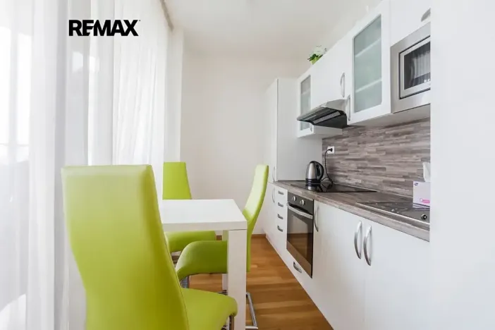 Prodej bytu 1+kk, Praha - Žižkov, Ke kapslovně, 38 m2