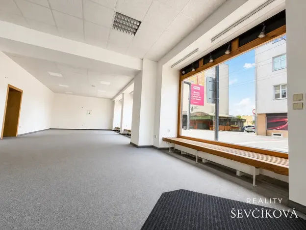 Pronájem obchodního prostoru, Hradec Králové, Dukelská třída, 137 m2