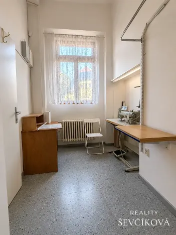 Pronájem obchodního prostoru, Hradec Králové, Dukelská třída, 137 m2