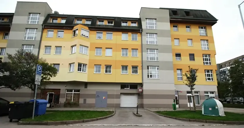 Pronájem garážového stání, Praha - Hlubočepy, Voskovcova, 18 m2