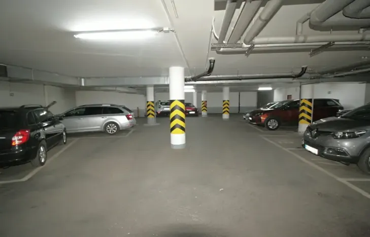 Pronájem garážového stání, Praha - Hlubočepy, Voskovcova, 18 m2