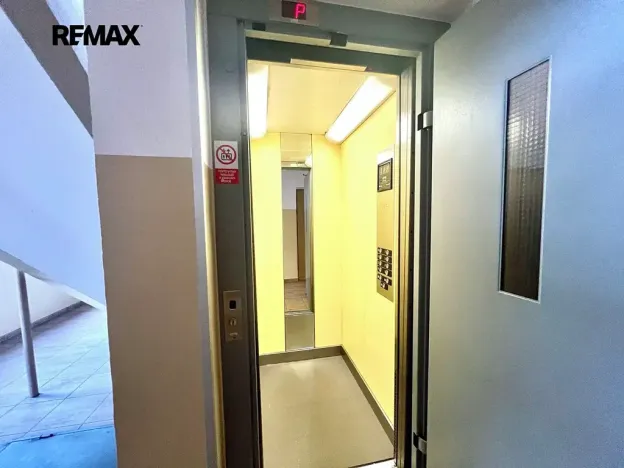 Prodej bytu 3+1, Praha - Prosek, Veltruská, 58 m2