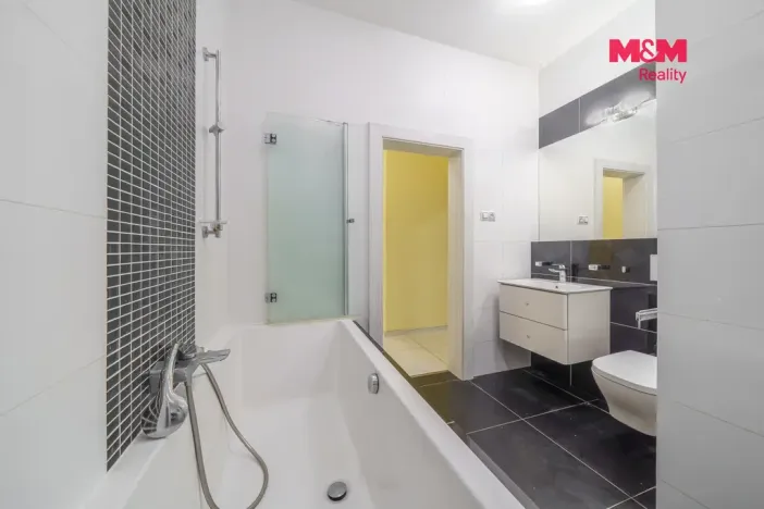 Prodej bytu 4+1, Karlovy Vary - Stará Role, Závodu míru, 99 m2