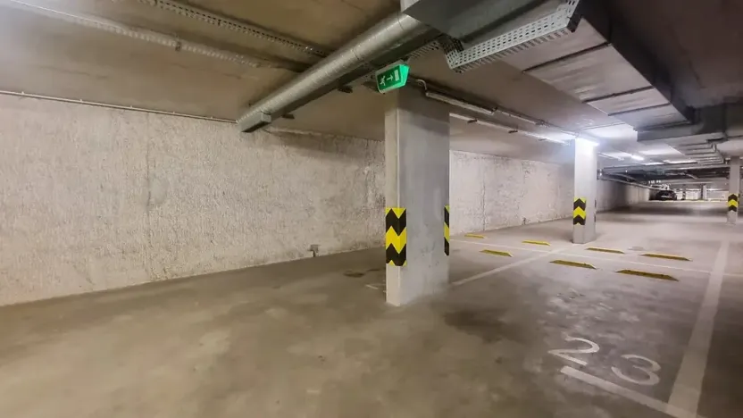 Pronájem garážového stání, Brno, Mojmírovo náměstí, 13 m2
