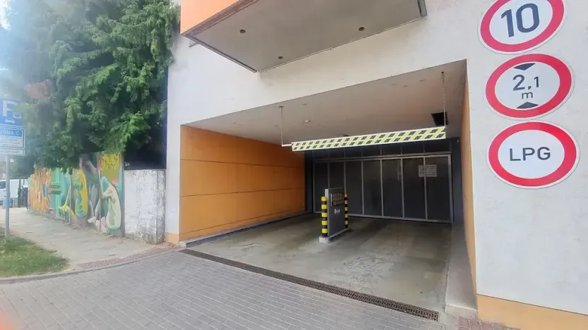 Pronájem garážového stání, Brno, Mojmírovo náměstí, 13 m2