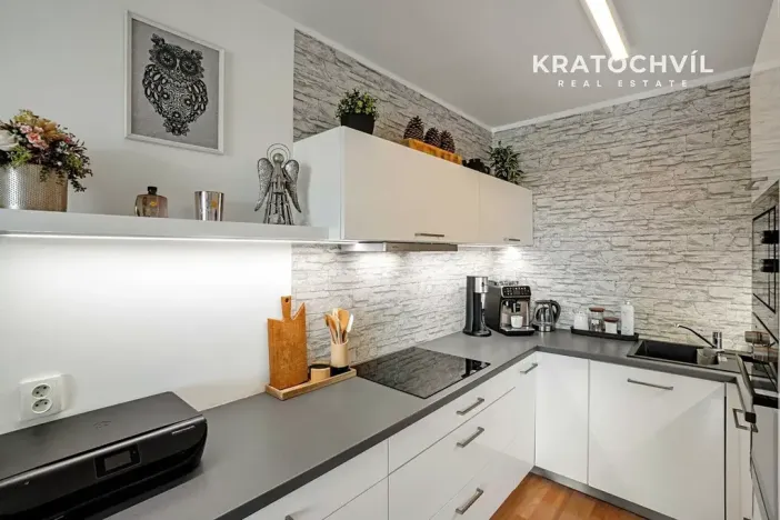 Prodej bytu 2+kk, Jesenice, Na Okruhu, 42 m2