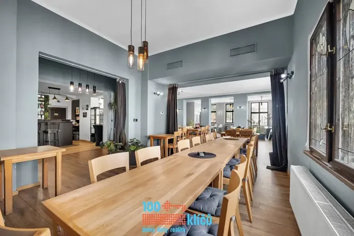 Pronájem restaurace, Praha - Záběhlice, Roztylské náměstí, 335 m2